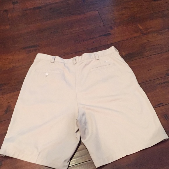 Men's Nike 36 fit dry light khaki  golf shorts - Picture 2 of 3